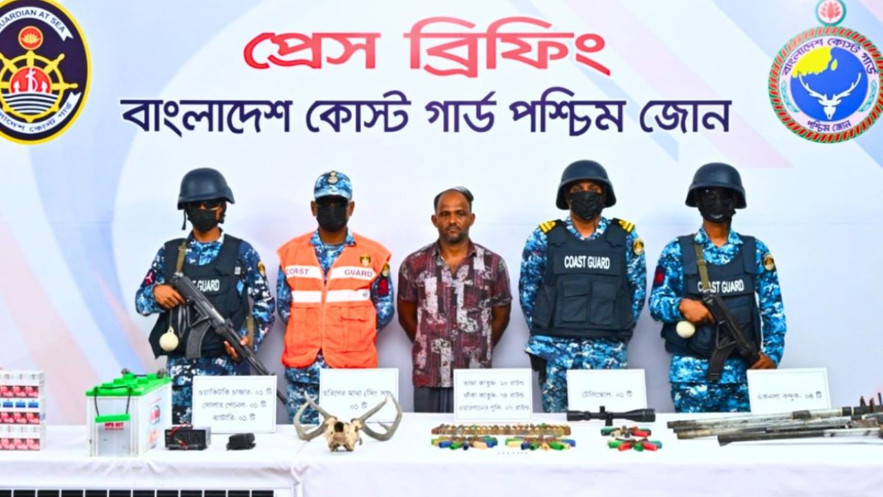 সুন্দরবনে দস্যু বাহিনীর আস্তানা গুঁড়িয়ে দিল কোস্টগার্ড, অস্ত্র উদ্ধার