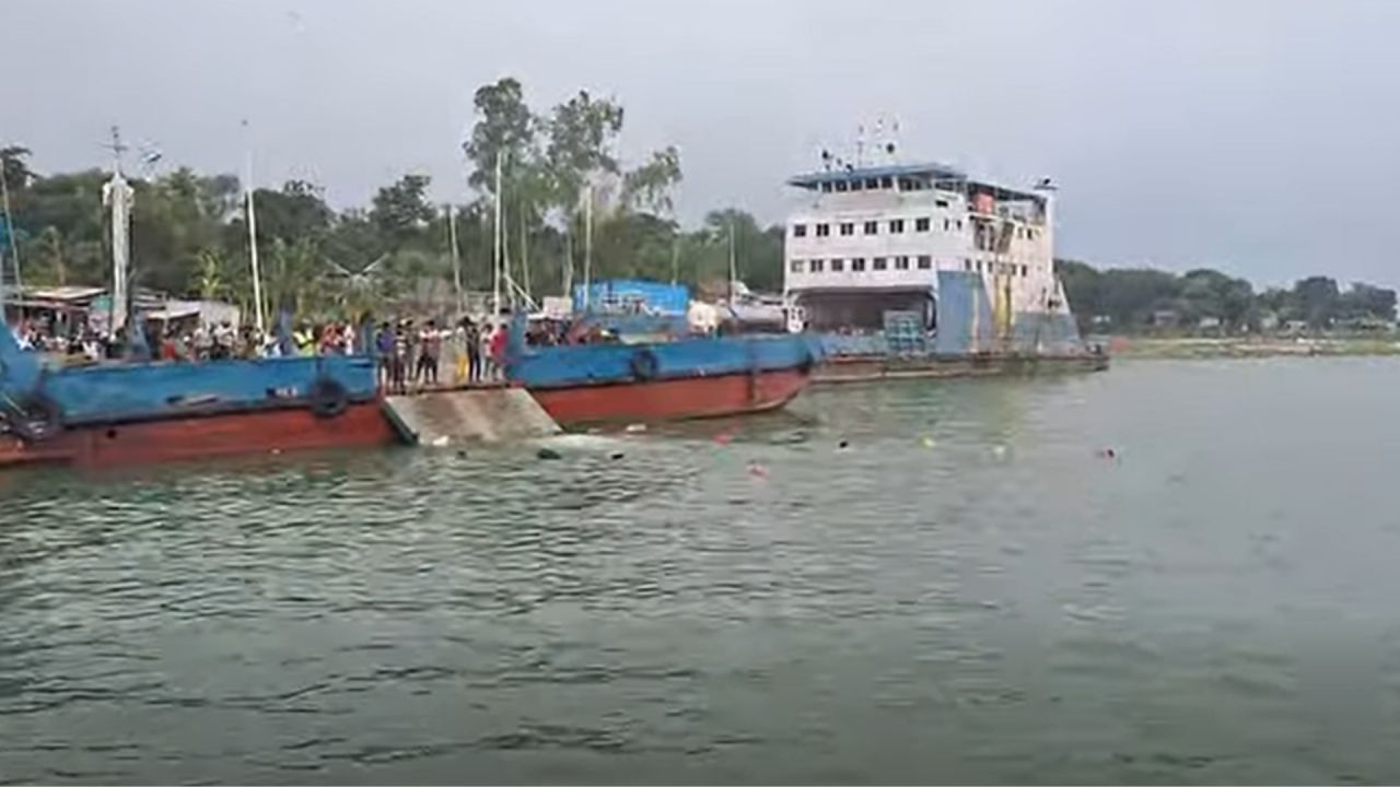 দৌলতদিয়ায় ফেরীতে উঠতে গিয়ে নদীতে পড়ে গেল বাস