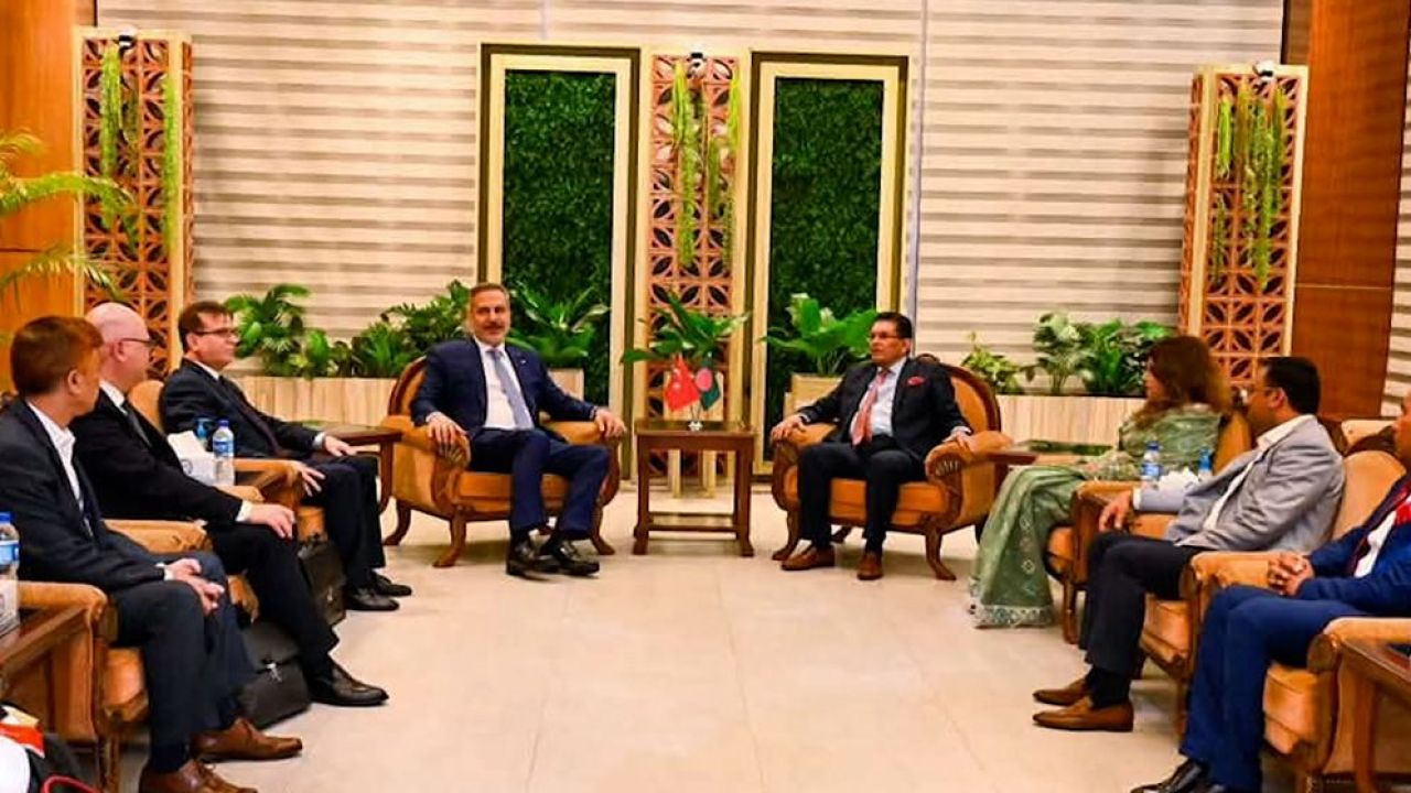 পররাষ্ট্রমন্ত্রীর মন্ত্রীর সঙ্গে বৈঠক করছেন তুরস্কের পররাষ্ট্রমন্ত্রী হাকান ফিদান