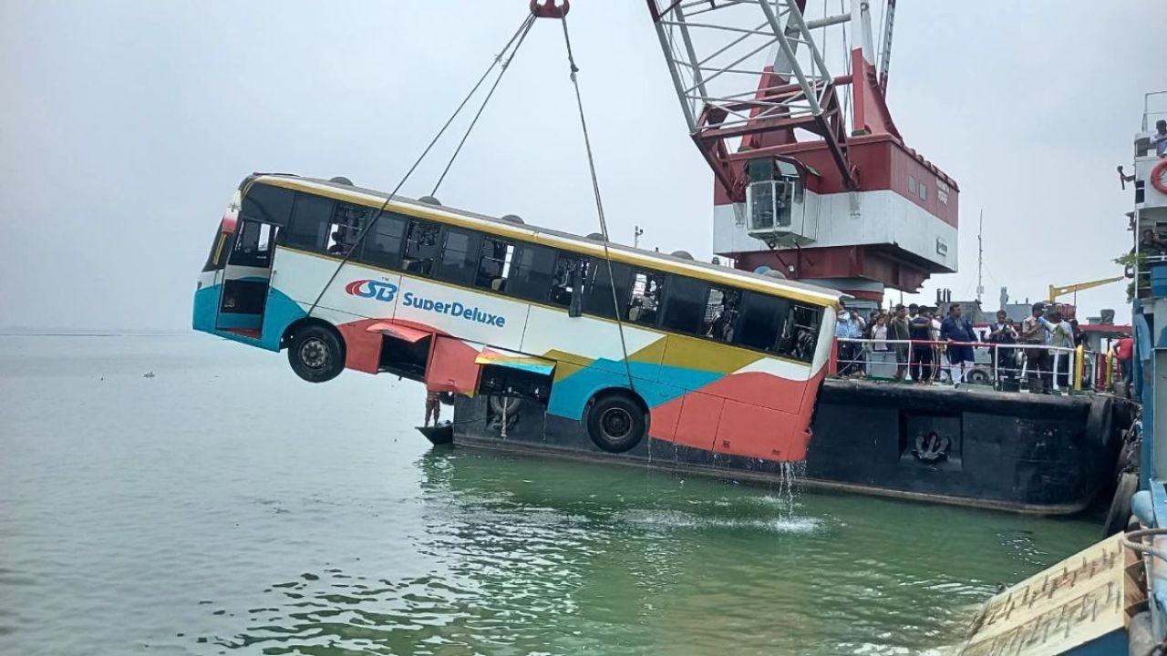 দৌলতদিয়ায় ফেরিঘাটে বাস উদ্ধার