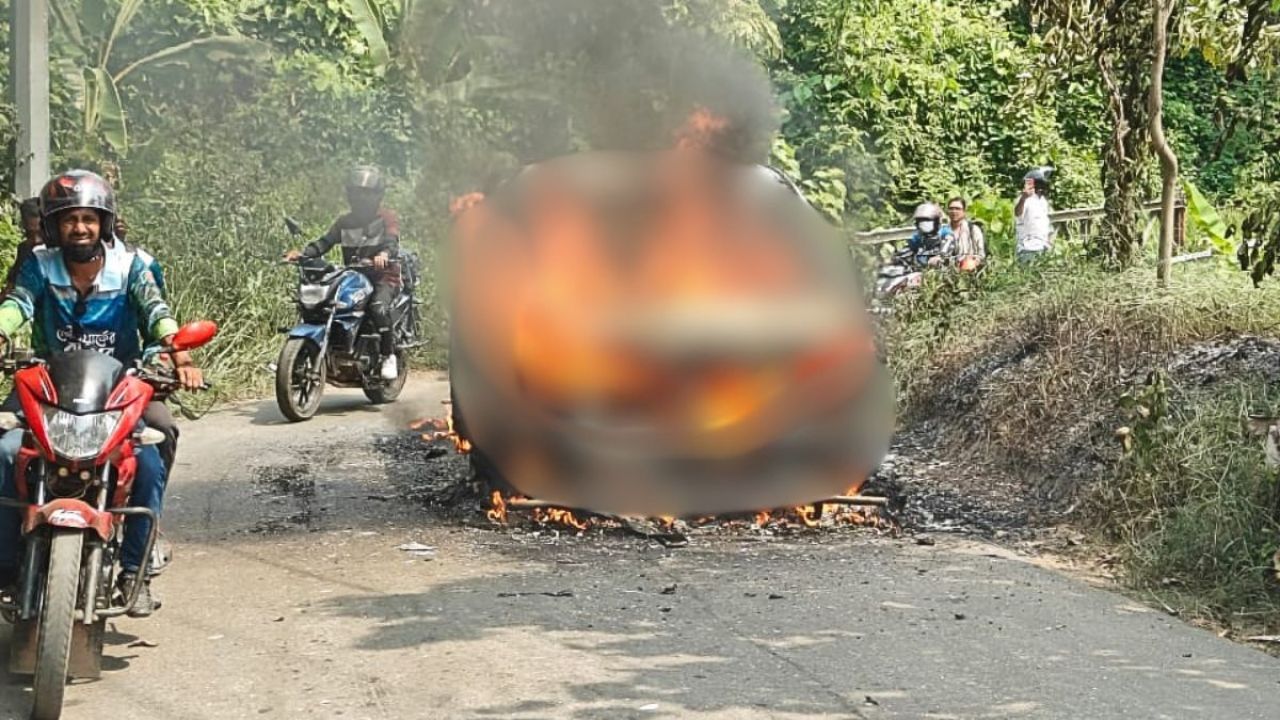 বান্দরবানে পর্যটকের চলন্ত গাড়িতে আগুন