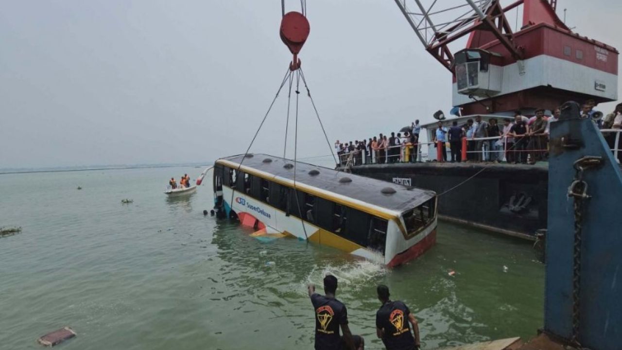 নির্দেশনা মেনে চলায় ফেরিঘাট দুর্ঘটনায় প্রাণরক্ষা