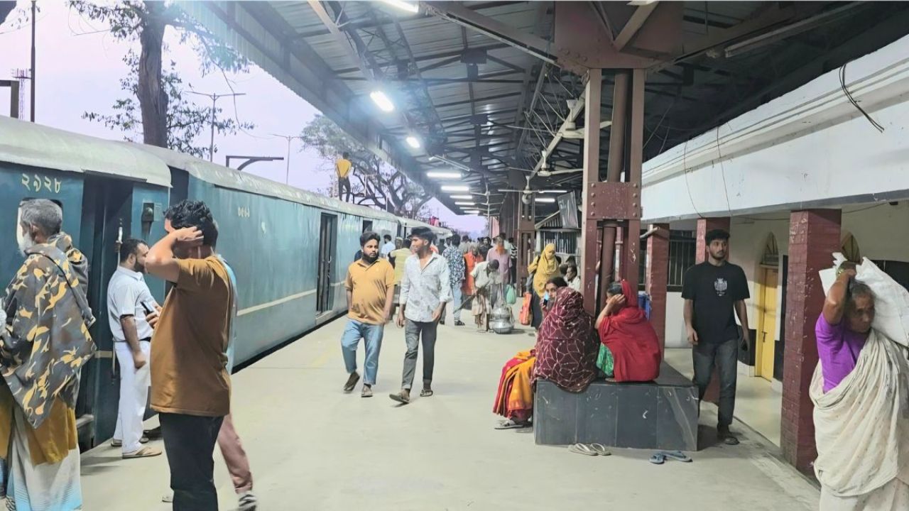 চলন্ত ট্রেন থেকে পড়ে পা হারালেন যুবক