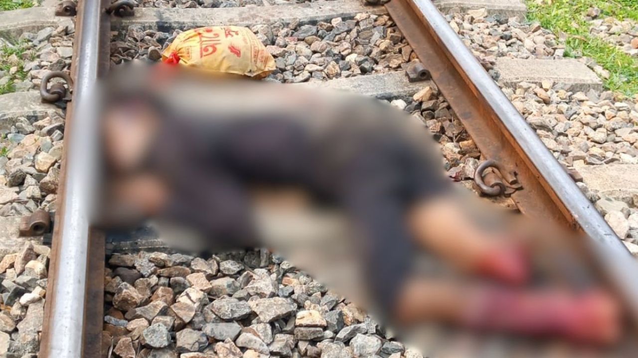 কর্মস্থলে ফেরার পথে ট্রেনে কাটা পড়ে যুবকের মৃত্যু