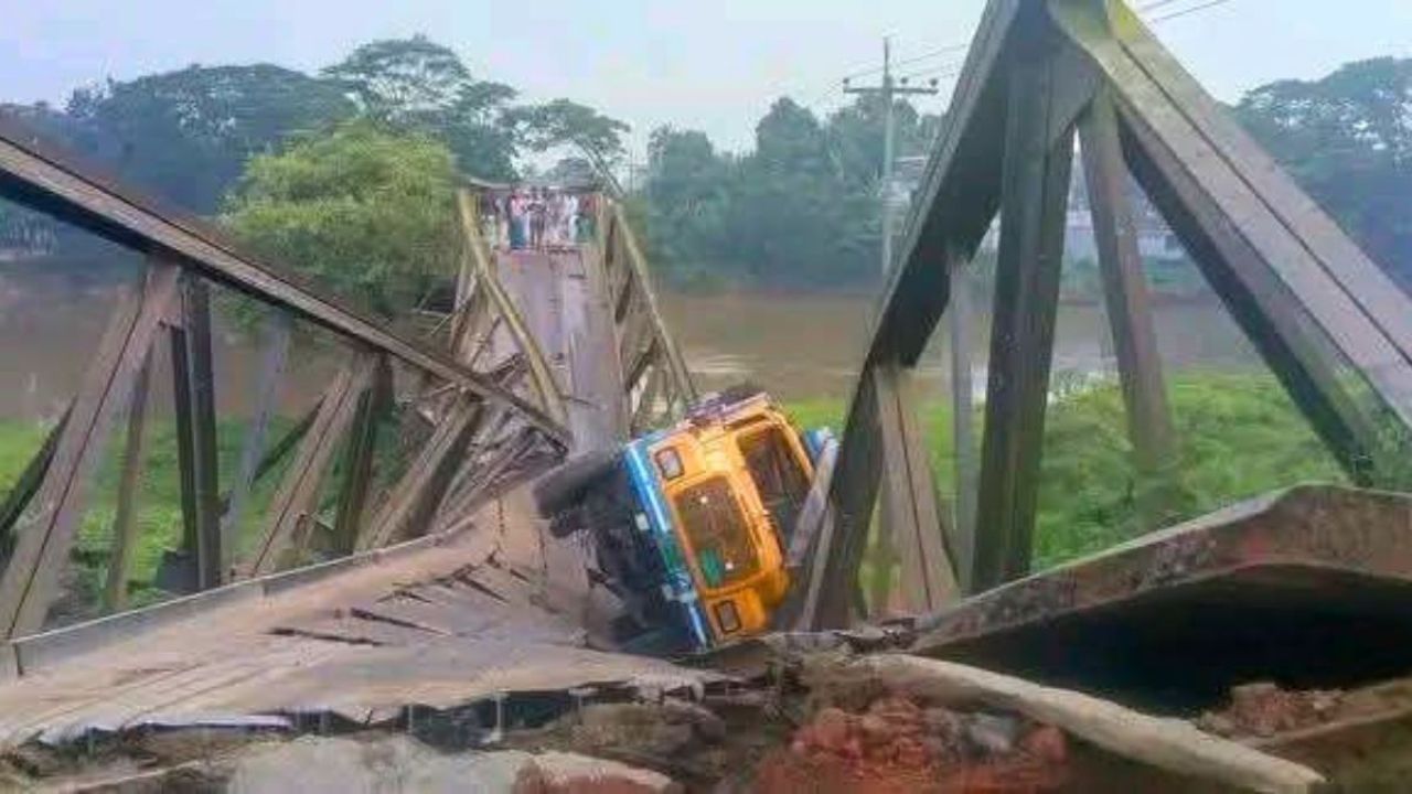 বালু বোঝাই ট্রাকে ভেঙে পড়ল বেইলি ব্রিজ