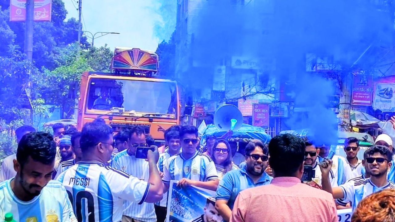 নীল-সাদা পতাকায় রঙিন ঠাকুরগাঁও, সমর্থকদের মিছিল