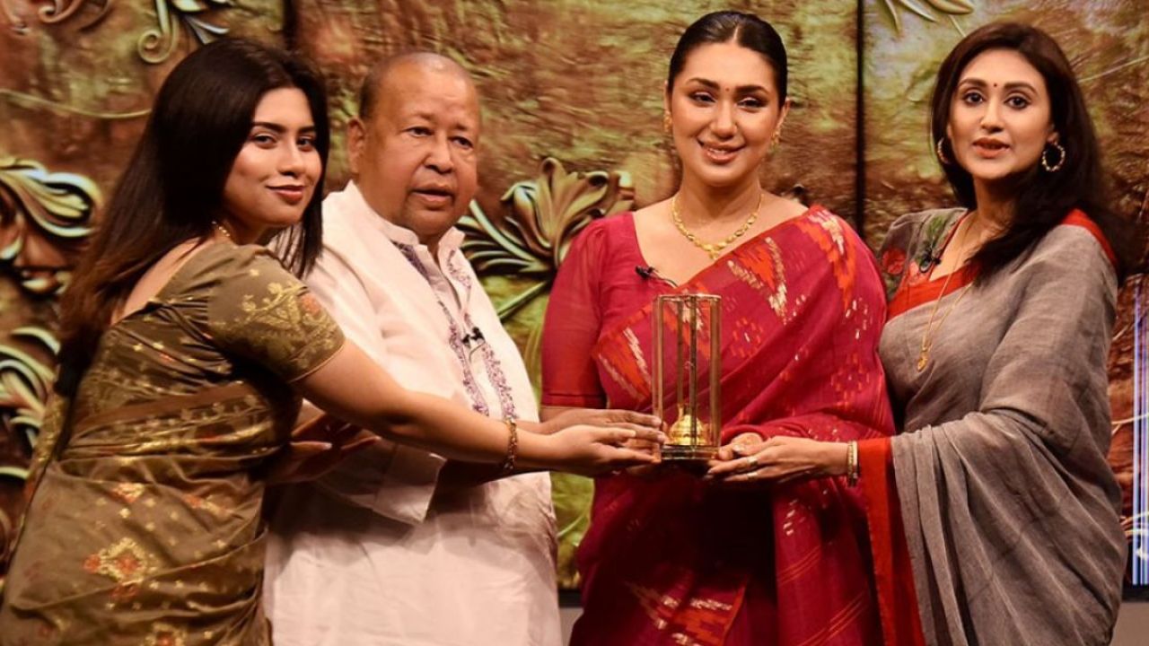 ব্যতিক্রমী সম্মাননা পেলেন অপু