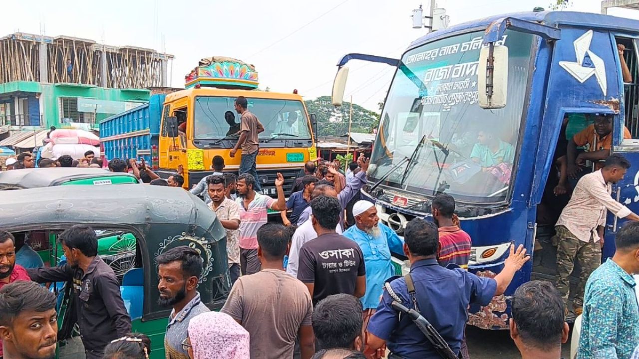 পুলিশের চাঁদাবাজির প্রতিবাদে বগুড়ায় মহাসড়ক অবরোধ