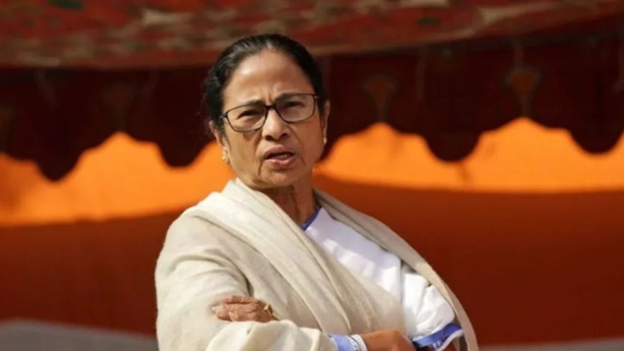 দিল্লিতে মমতা, ভাঙনের ছায়ায় তৃণমূল!