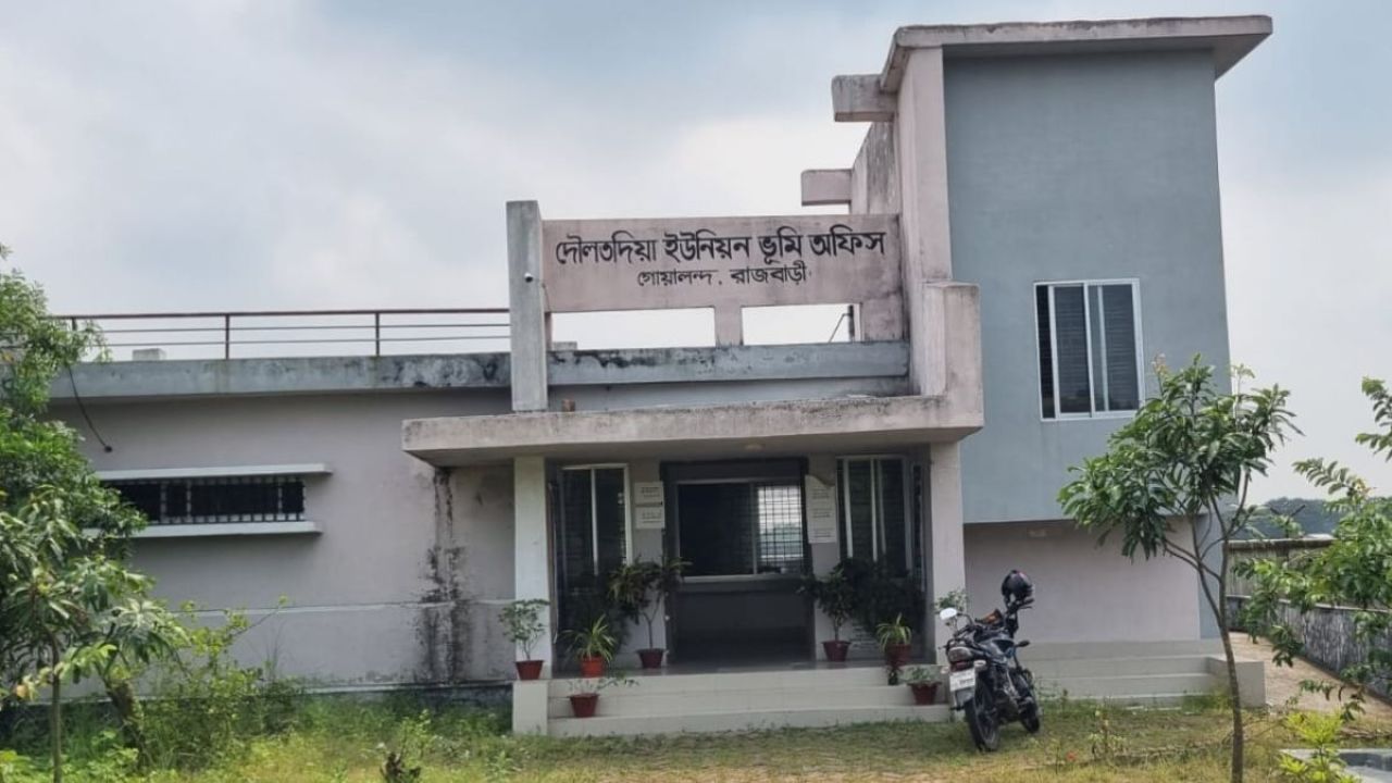 চুরির পর সরঞ্জাম উদ্ধার না হওয়ায় বন্ধ ভূমি সেবা, বিপাকে মানুষ