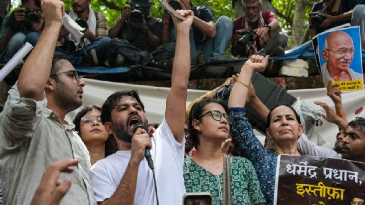 শিক্ষামন্ত্রী না সরলে জ্বলবে দিল্লি, আলটিমেটাম আরশোলাদের