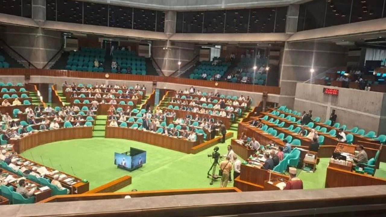জ্বালানি তেলের ৩ মাসের মজুদ গড়াসহ ১২ সুপারিশ, সংসদে বিশেষ কমিটির প্রতিবেদন
