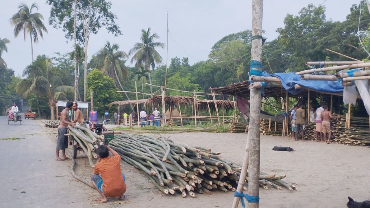চিতলমারীতে সড়কের ওপর বাঁশের হাট, দুর্ঘটনার শঙ্কা