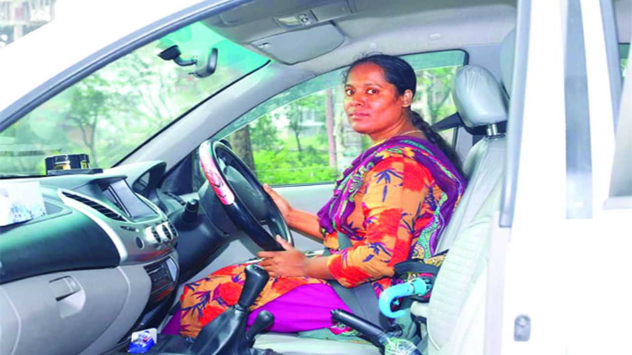 চার চাকার সাশ্রয়ী গাড়িতেই নারীর স্বাবলম্বী হওয়ার গল্প