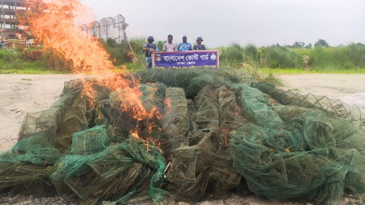 পদ্মায় অভিযানে ১১৭টি চায়না দুয়ারী জাল ধ্বংস