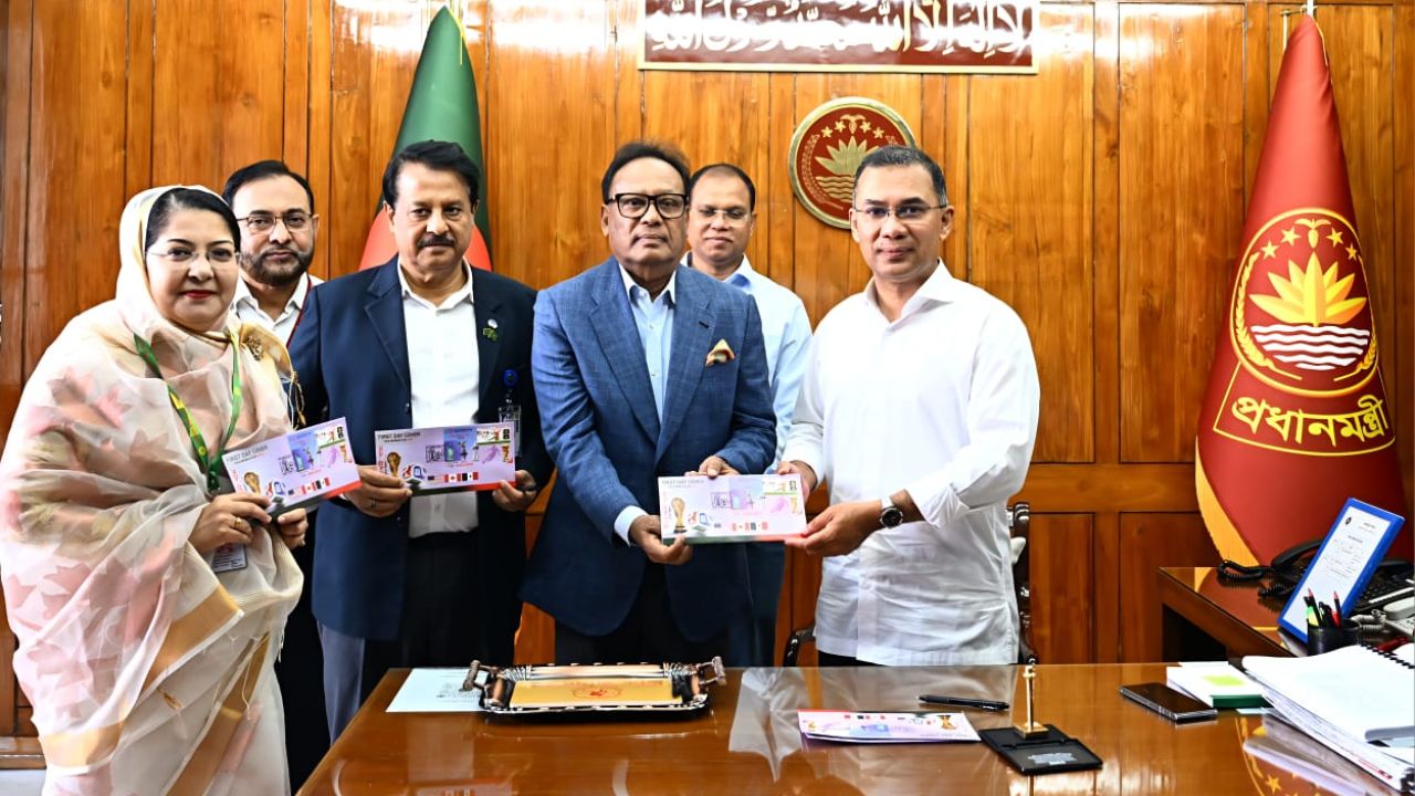 বিশ্বকাপ উপলক্ষে ১০ টাকা মূল্যমানের স্মারক ডাকটিকিট উন্মোচন করেছেন  প্রধানমন্ত্রী 