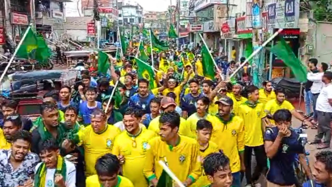 ব্রাজিলের সমর্থনে দিনাজপুরে সমর্থকদের বৃষ্টিভেজা উল্লাস