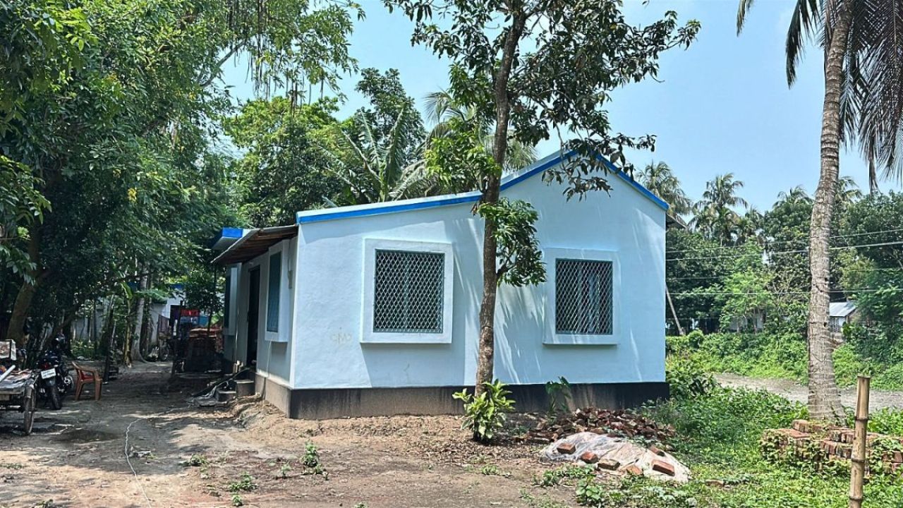 সাতক্ষীরায় অসহায় দম্পতির স্বপ্ন পূরণ করলেন এনজো-লাওরা