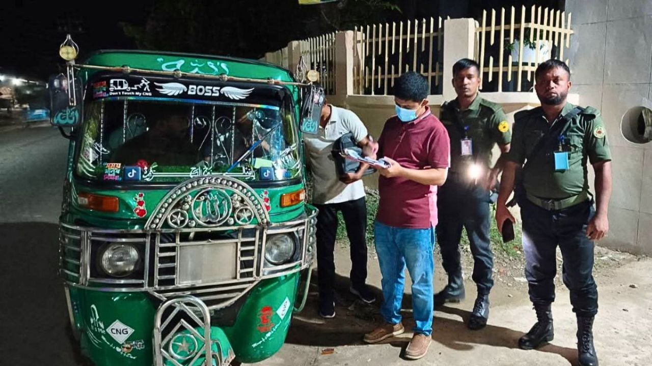 ফেনী সড়কে অতিরিক্ত ভাড়া আদায়ে ৫ সিএনজি চালককে জরিমানা