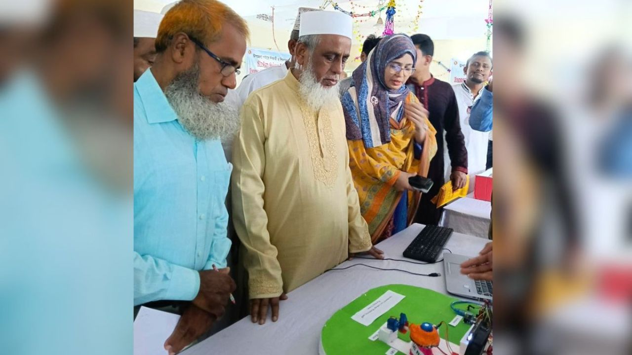 খুদে বিজ্ঞানীদের মেধা বিকাশে তালায় উদ্ভাবনী প্রদর্শন