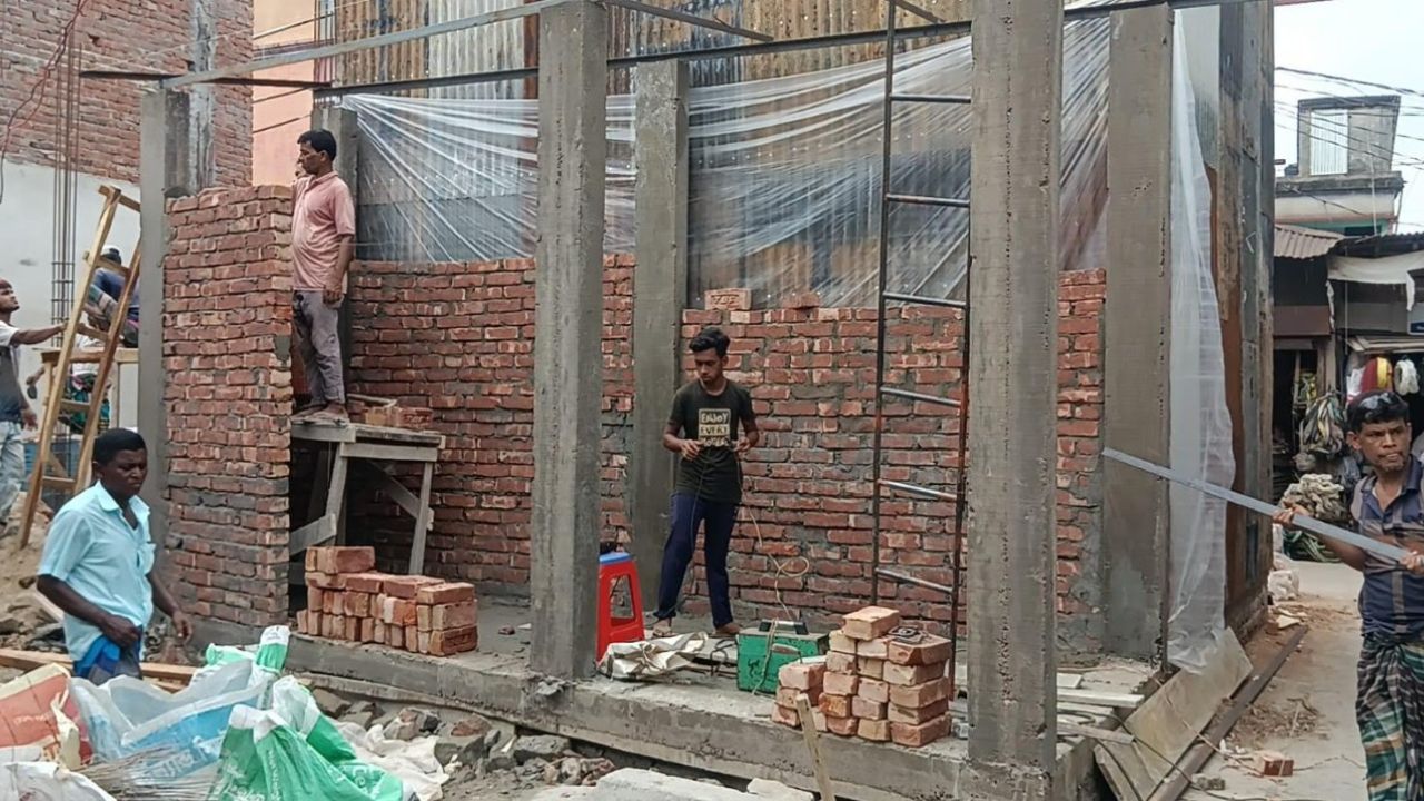অনুমতির আগেই খাস জমিতে ভবন নির্মাণ!