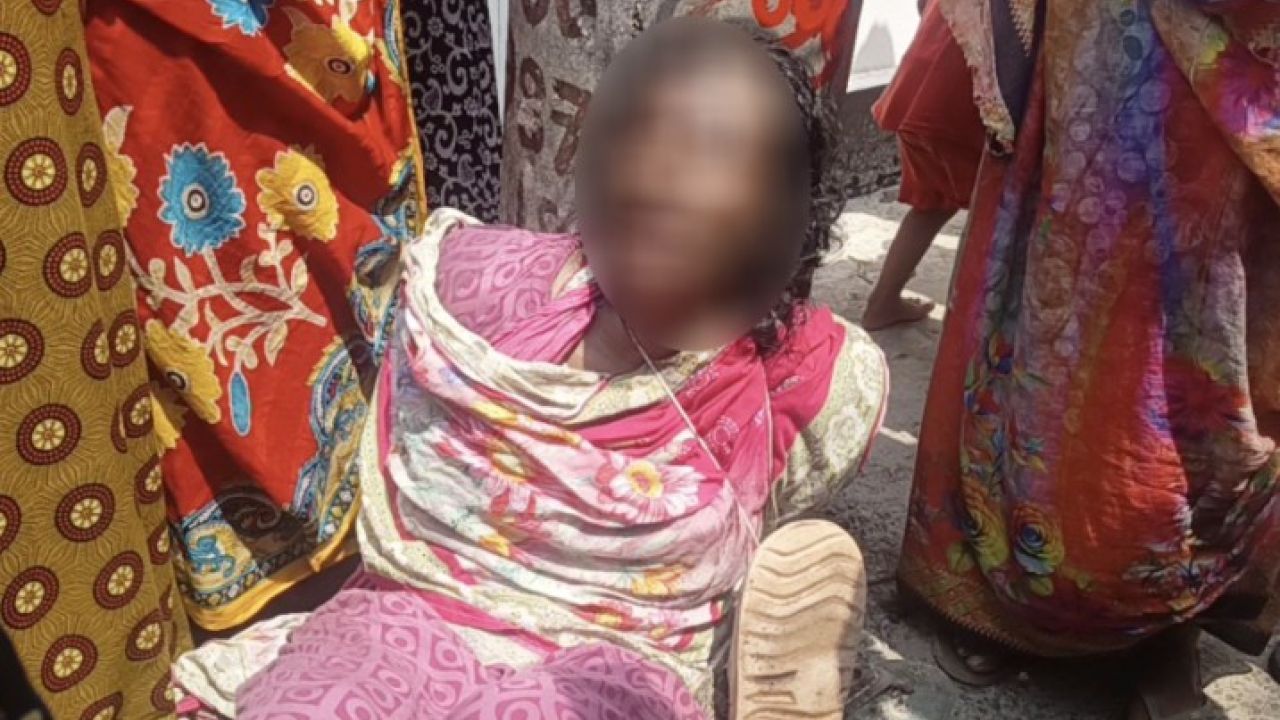 নারীর চুলকেটে, কালি মেখে, গলায় জুতা পরিয়ে নির্যাতন!