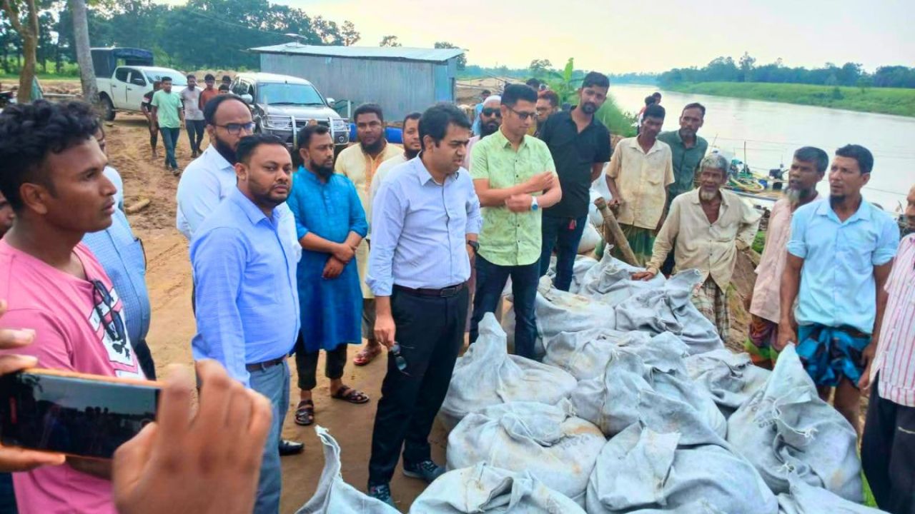 চুনারুঘাটে সড়ক রক্ষায় জিও ব্যাগ স্থাপন শুরু