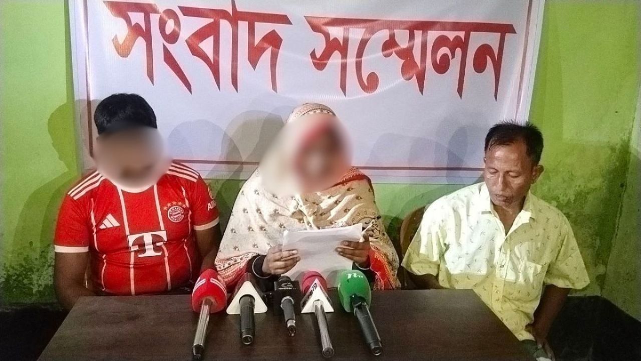 স্কুলছাত্রীকে উদ্ধারের দাবিতে বদলগাছীতে মায়ের সংবাদ সম্মেলন