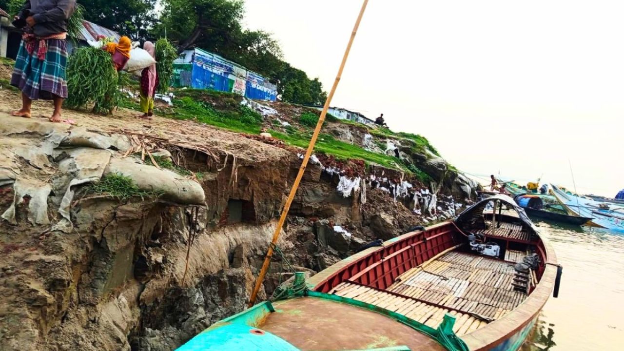 দৌলতদিয়ায় পদ্মার তীব্র ভাঙন, হুমকিতে ফেরিঘাট