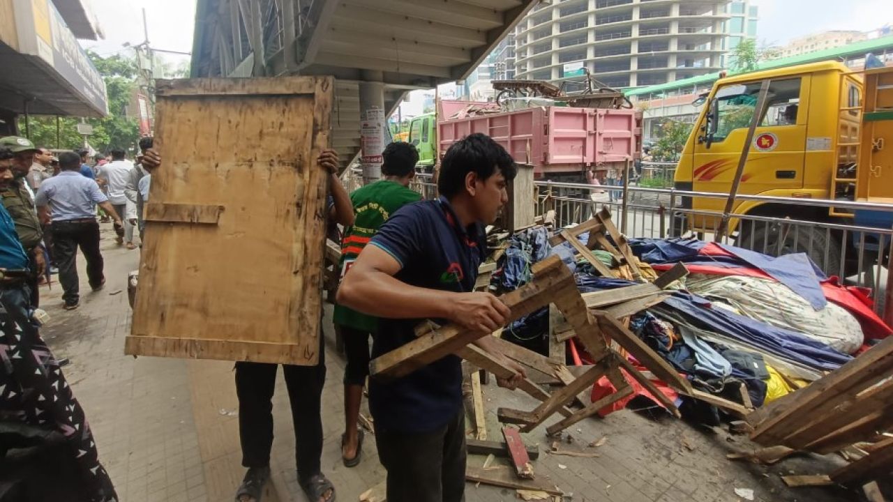 মেট্রোস্টেশনে উচ্ছেদ অভিযান, ফুটপাত দখলমুক্ত