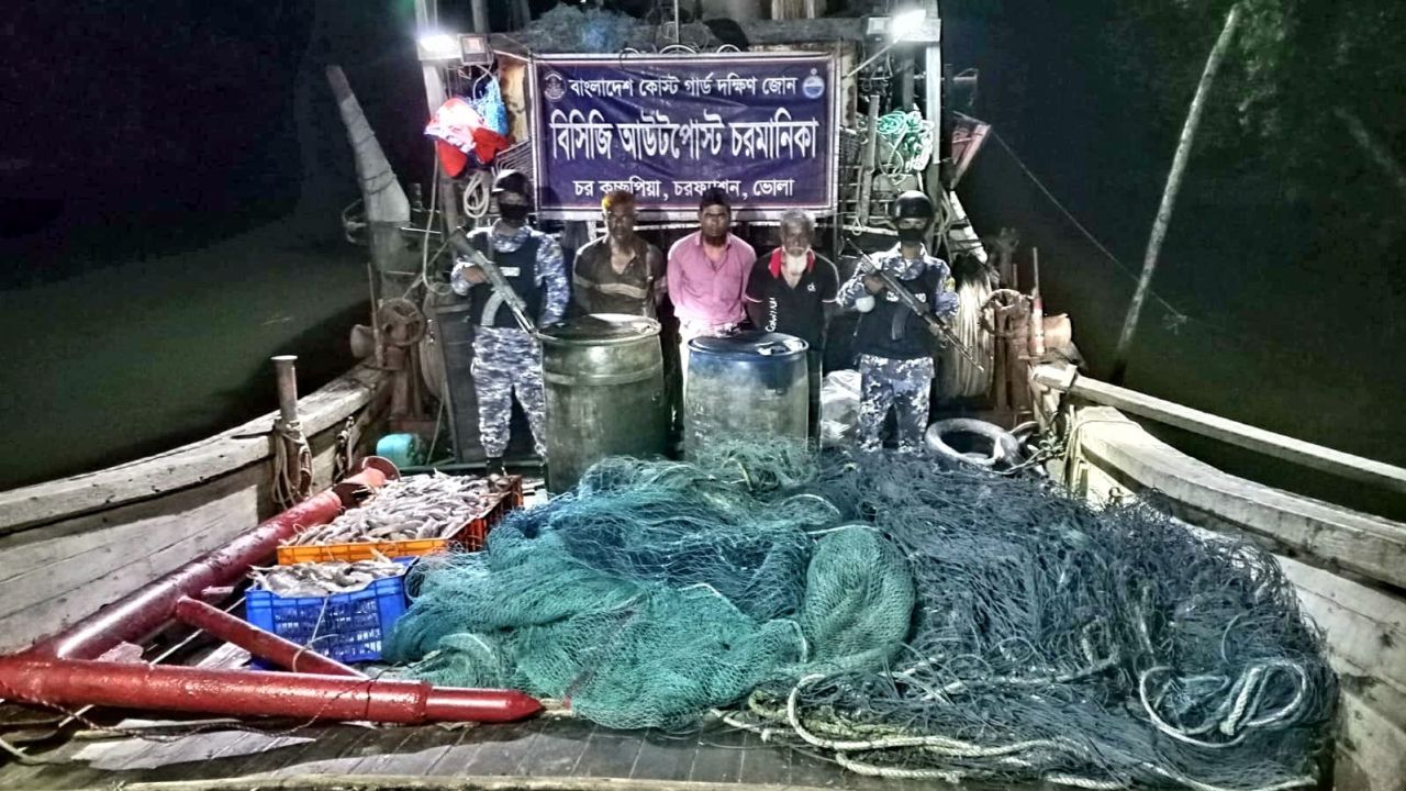 চরফ্যাশনে ট্রলিং বোট ও মাছ জব্দ, আটক ৩