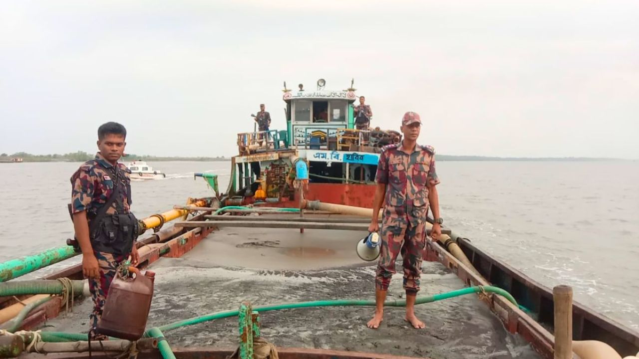 সাতক্ষীরায় অবৈধ বালু তোলায় ৬ জনের কারাদণ্ড
