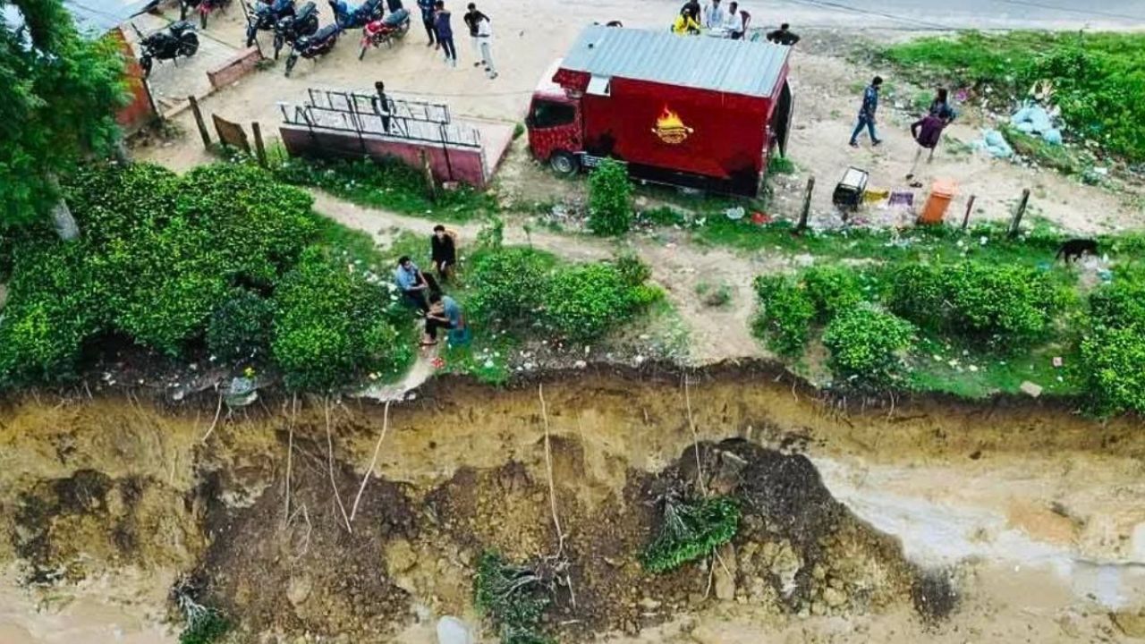 বিলীন হওয়ার পথে চুনারুঘাটের পরিচিতি ফলক
