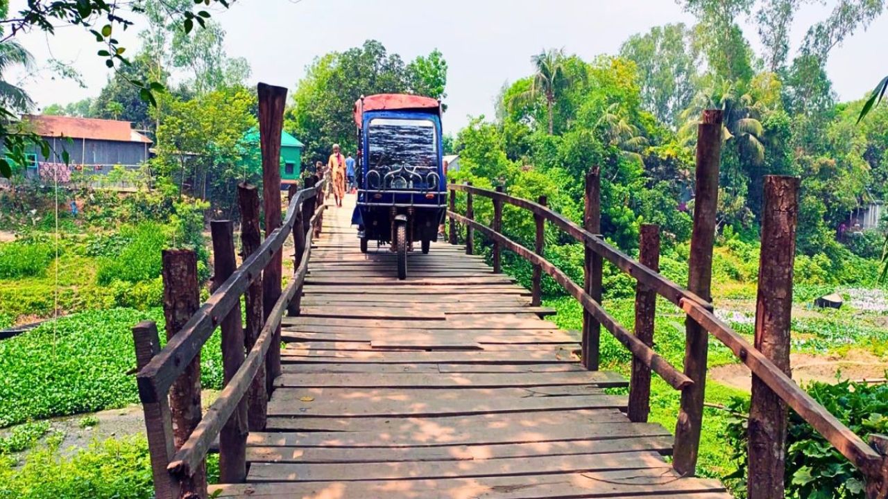 মরণফাঁদে পরিণত হয়েছে খাটরার কাঠের সাঁকো