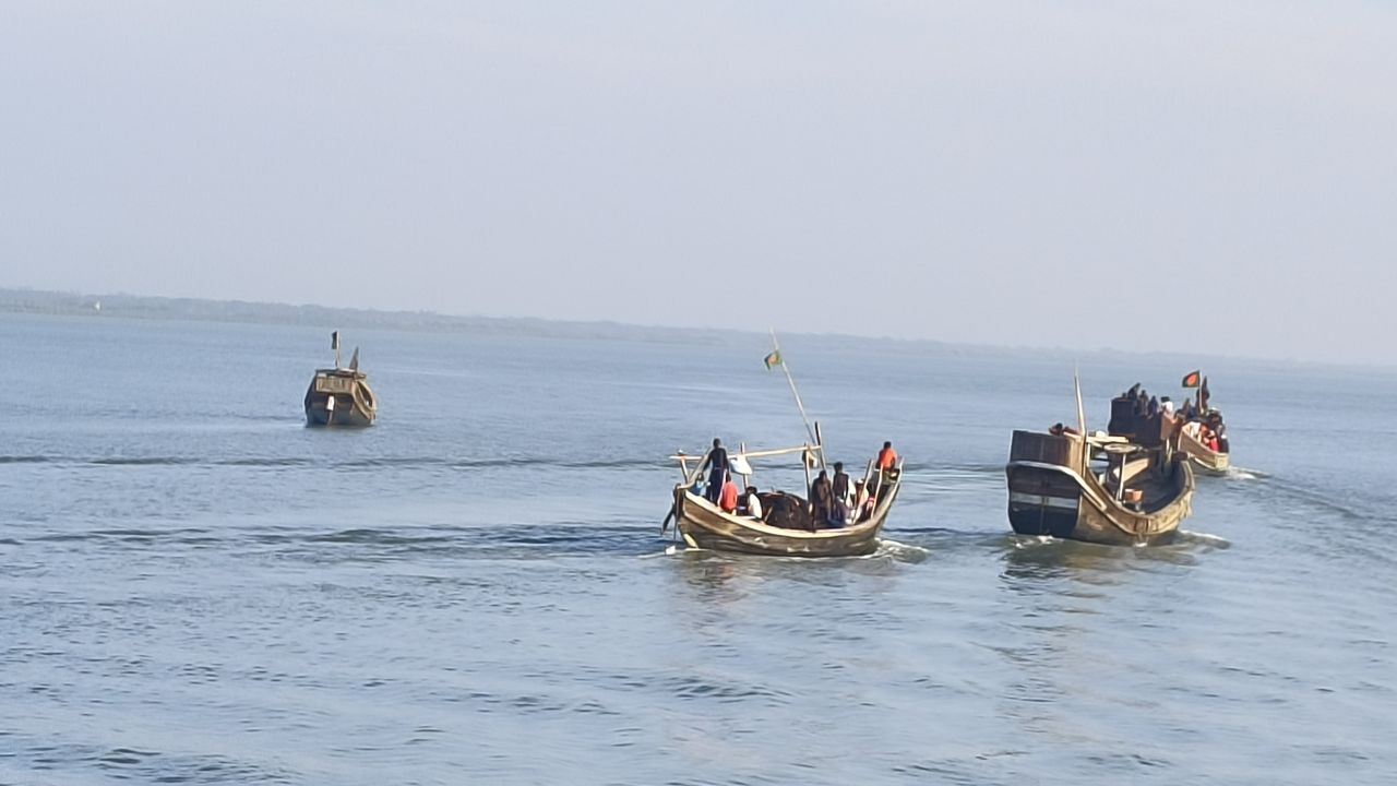 টেকনাফে ৭ জেলেকে ধরে নিয়ে গেছে আরাকান আর্মি