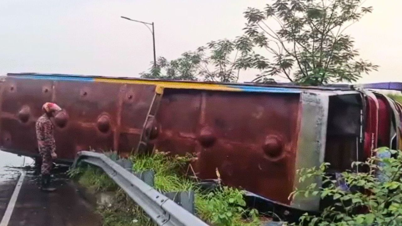 এক্সপ্রেসওয়েতে নিয়ন্ত্রণ হারিয়ে উল্টে গেল যাত্রীবাহী বাস