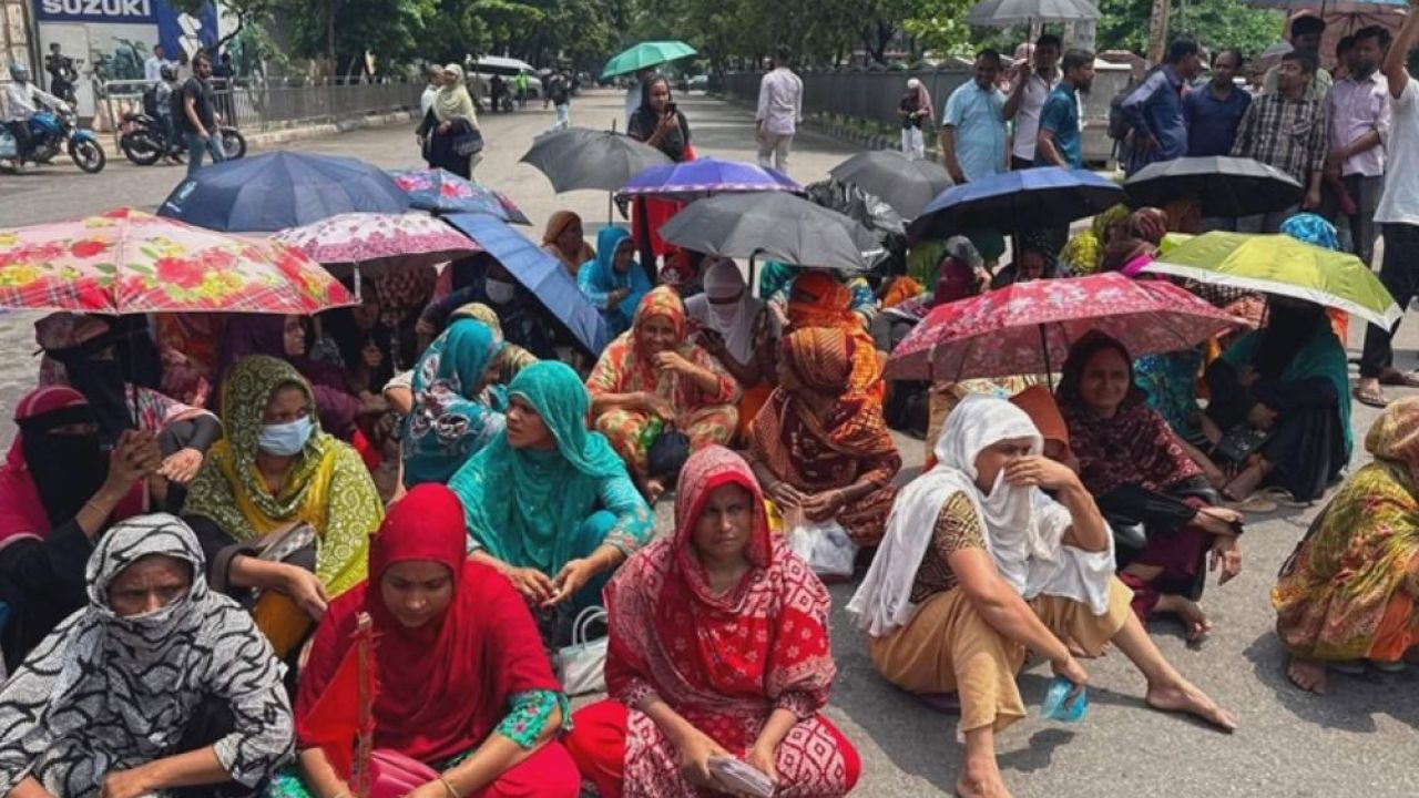 মহাখালীতে গার্মেন্টস শ্রমিকদের সড়ক অবরোধ