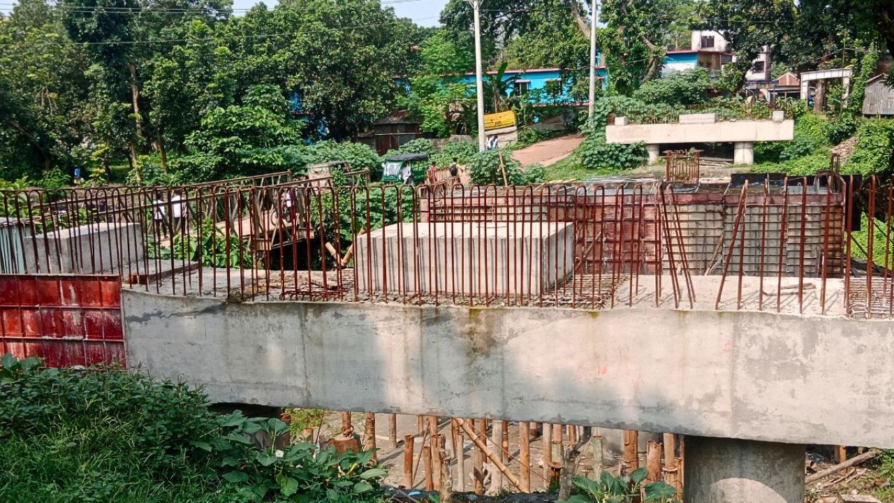 সাটুরিয়ায় ধীরগতির সেতু নির্মাণে জনভোগান্তি