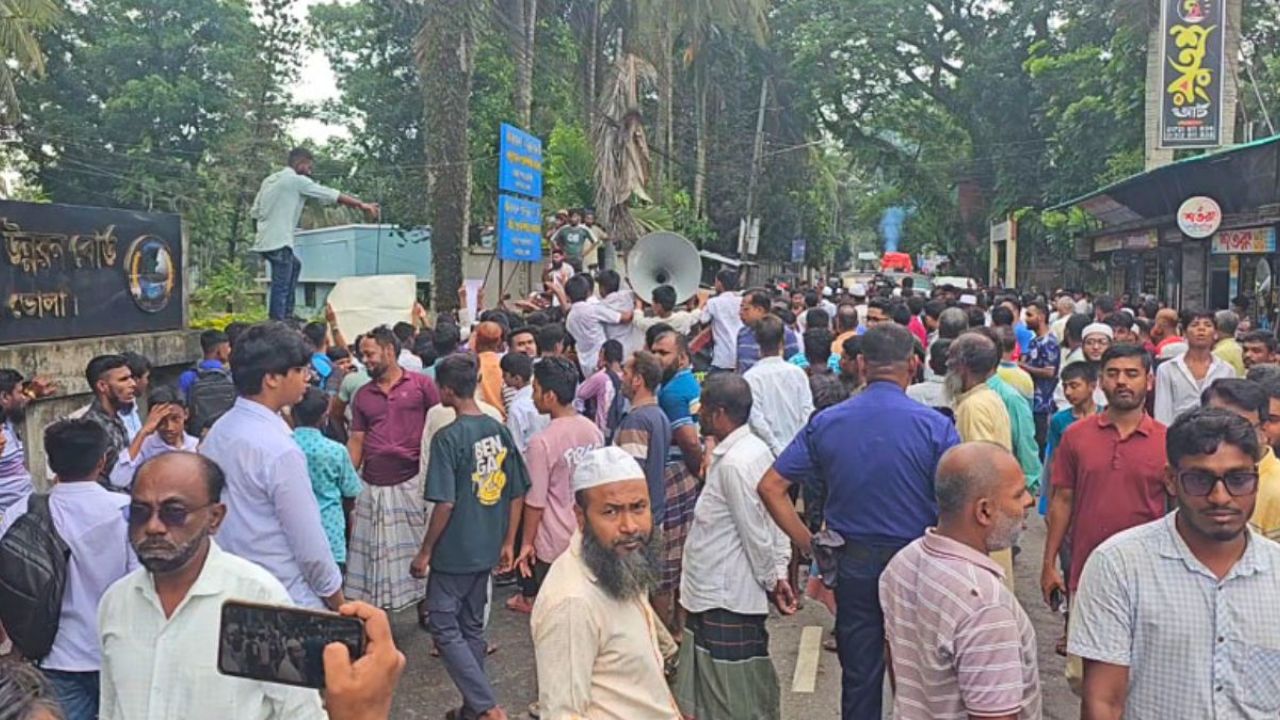 ভোলায় টেকসই বাঁধের দাবিতে পাউবো কার্যালয় ঘেরাও