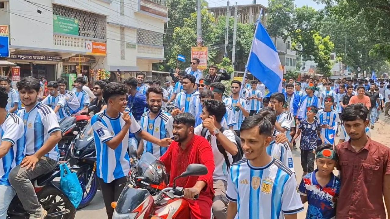 আকাশী-সাদা পতাকায় বর্ণিল ঝিনাইদহ শহর