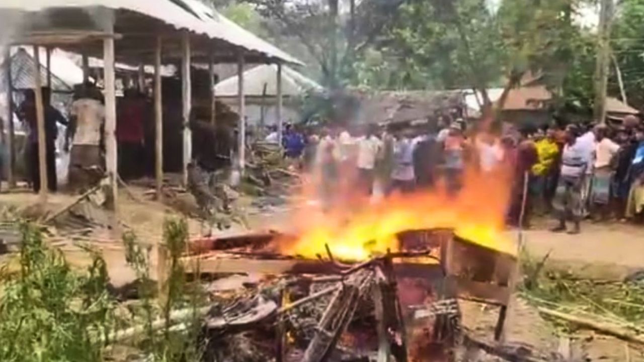 লালমনিরহাটে স্থানীয়দের সঙ্গে পুলিশের সংঘর্ষ, ওসি প্রত্যাহার