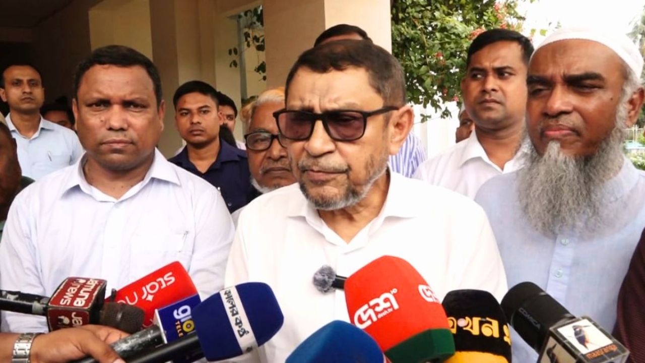 হঠাৎ নোয়াখালী জেনারেল হাসপাতালে স্বাস্থ্যমন্ত্রী, তত্ত্বাবধায়ক ক্লোজড