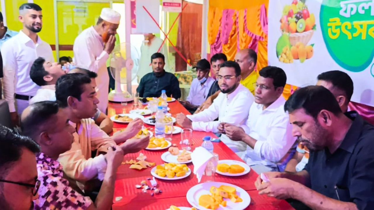 মোকামতলায় সাংবাদিকদের উদ্যোগে মৌসুমি ফল উৎসব
