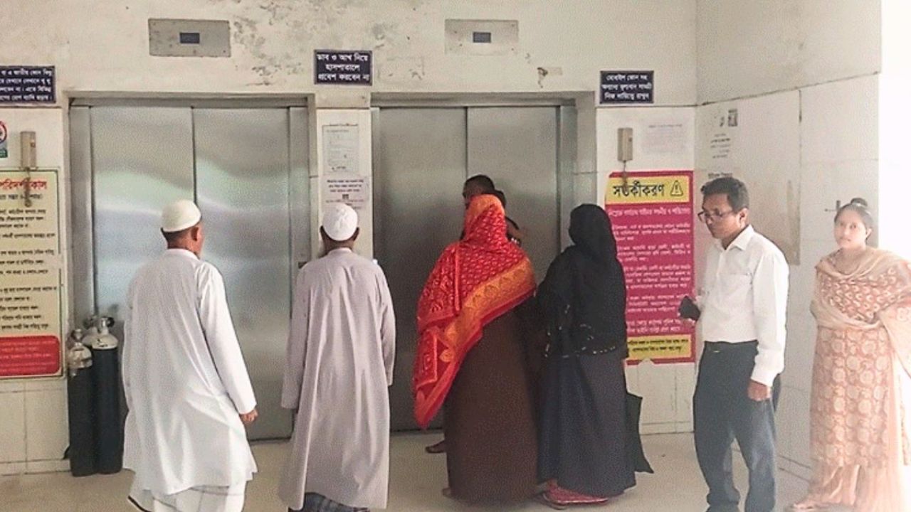 মাদারীপুর সদর হাসপাতালের লিফটে আটকা পড়া ১০ জনকে উদ্ধার