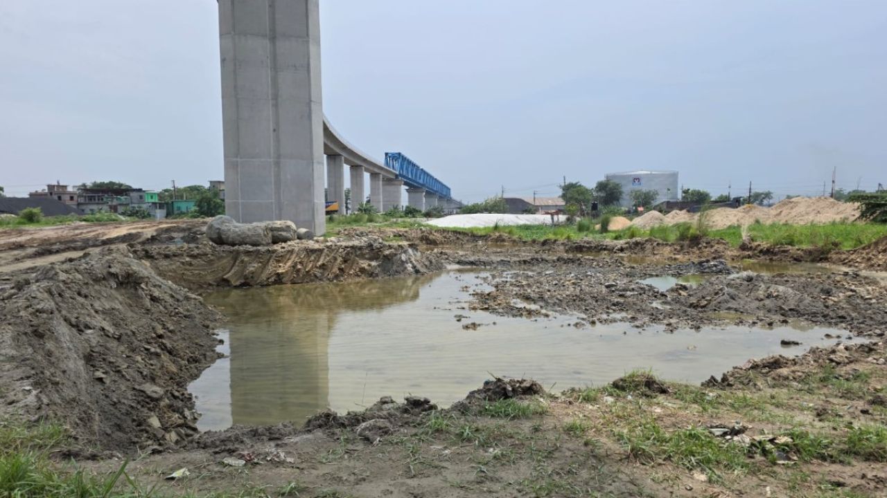 পদ্মা রেলসেতুর নিচে মাটি কাটা নিয়ে চাঞ্চল্য, পরিদর্শনে ইউএনও