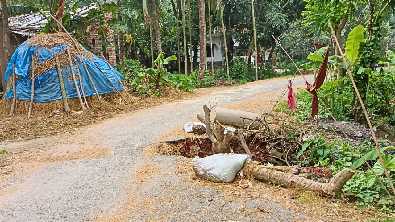 বদলগাছীতে ধসে পড়া সড়ক সংস্কারে নেই উদ্যোগ