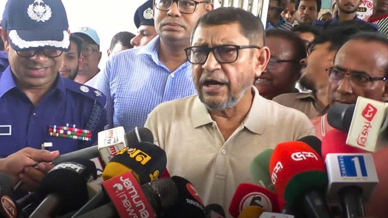 কুষ্টিয়া হাসপাতালে স্বাস্থ্যমন্ত্রীর ঝটিকা সফর