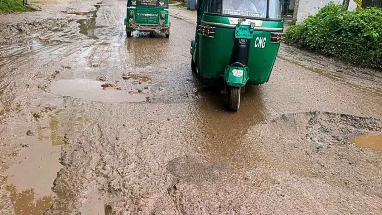  চুনারুঘাট-শায়েস্তাগঞ্জ সড়কের বেহাল দশায় ভোগান্তিতে এলাকাবাসী