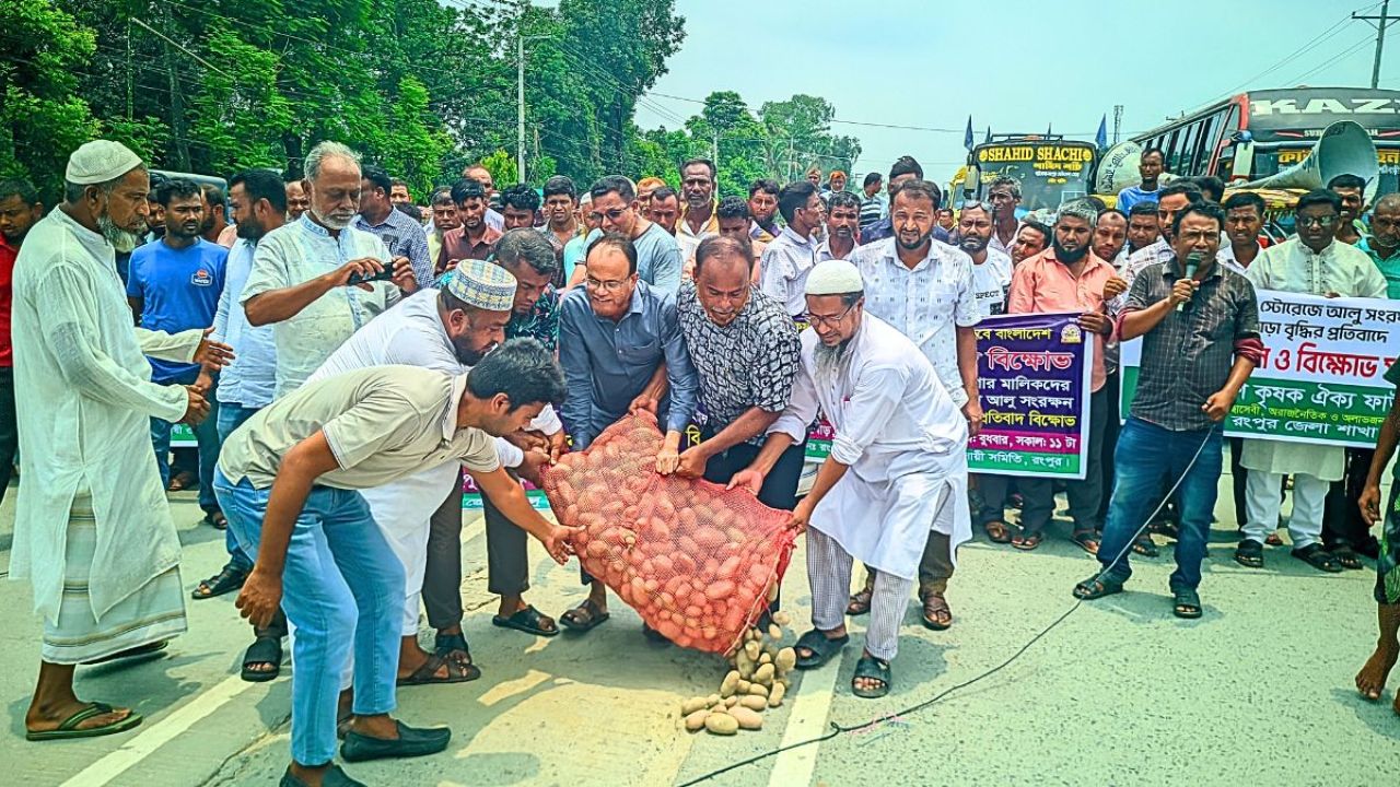 ভাড়া বৃদ্ধিতে ক্ষুব্ধ চাষিদের মহাসড়ক অবরোধ