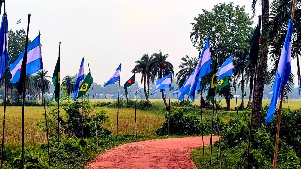 দেড় কিলোমিটার মেঠোপথে শত শত পতাকা